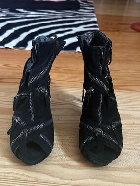 Zipper ankle booties